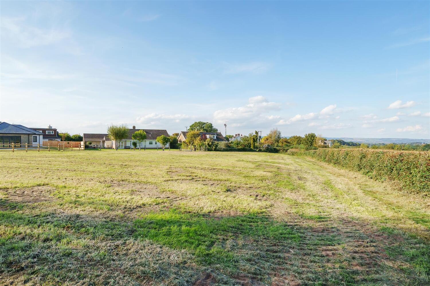 Blagdon Hill – 1 Acre in all – 3/4 bedrooms